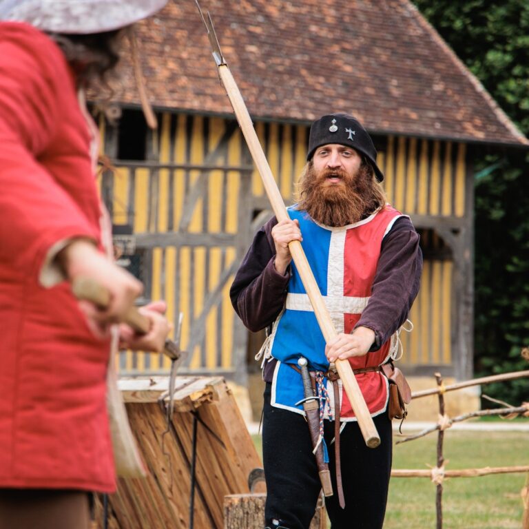 Le capitaine Aymeric enseigne l'art du combat