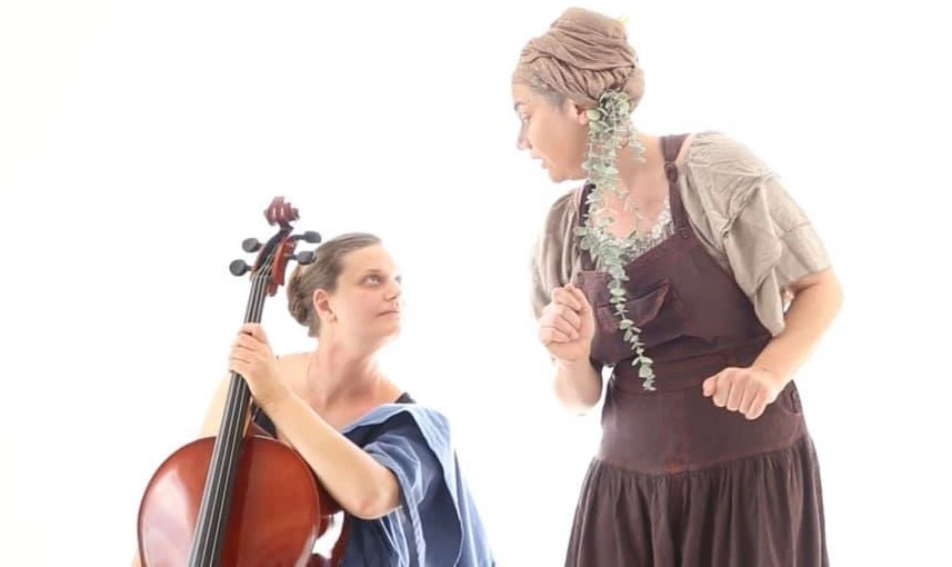 Gadoue Gaïa spectacle conte musical. La conteuse et la violonceliste échangent un regard complice