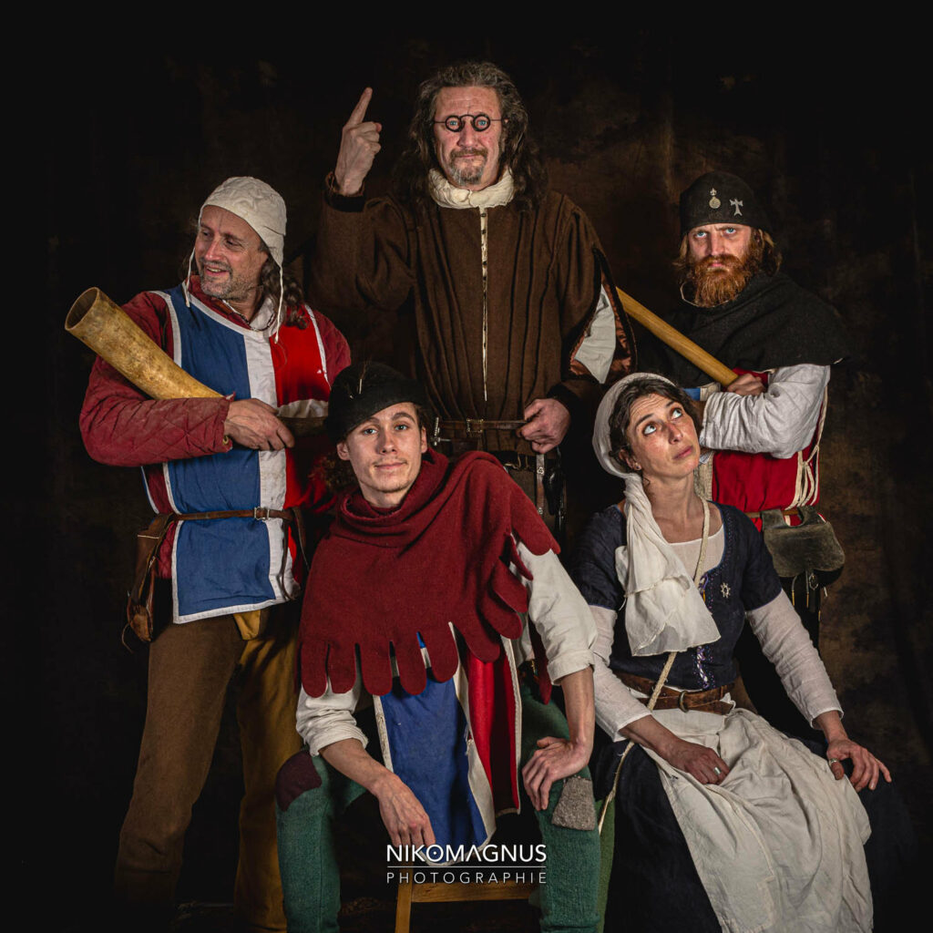 Présentation de tous les personnages du spectacle : Phoebus le jongleur, Aymeric le capitaine, Bertille l'intendante, Robert le sonneur et Albéric le seigneur.